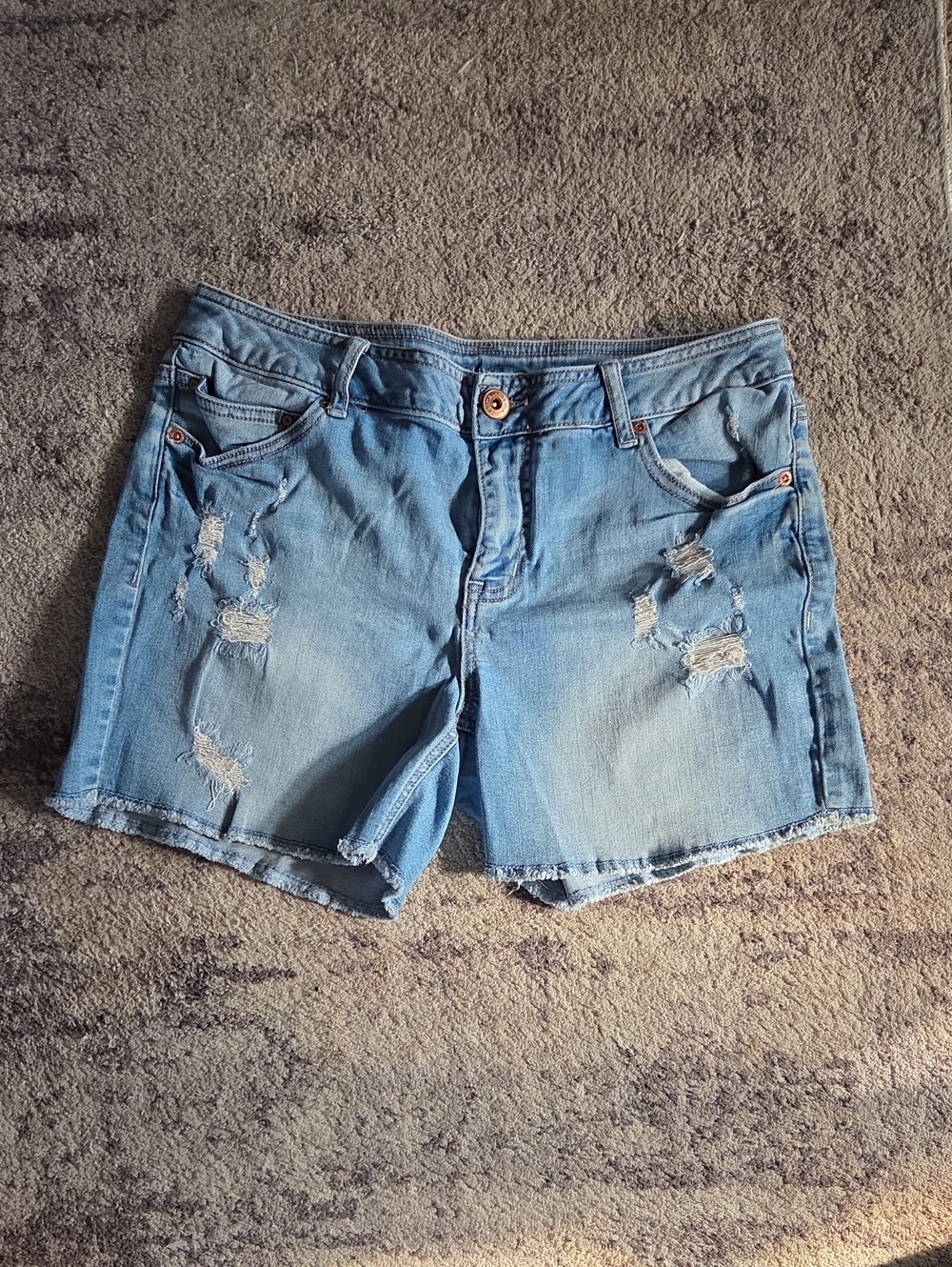 Maurices Light Wash Destroyed Distressed Denim Jean Shorts Size 7/8